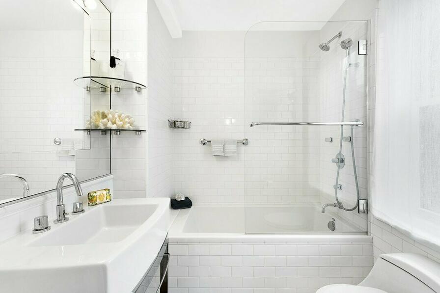 De beglazing geeft de badkamer een touch en voldoet ook aan praktisch gebruik.