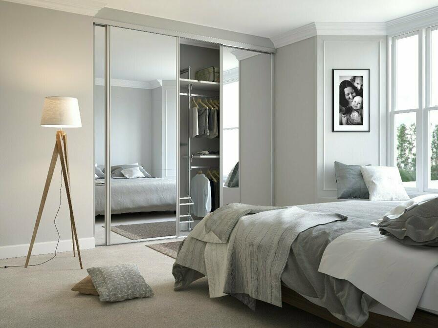 Una opción adecuada a la hora de elegir un armario es la denominada Armario empotrado con espejo en la parte delantera, que también puede agrandar ópticamente el dormitorio.